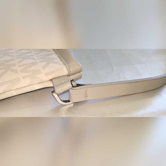 MICHAEL KORS Jet Set Fanny Pack Belt Bag In Shades of Light Gray w/ Logo Medium - Picture 5 of 8